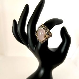💜NWOT Gold-tone Ring- Antique design-Pink center stone & clear stones